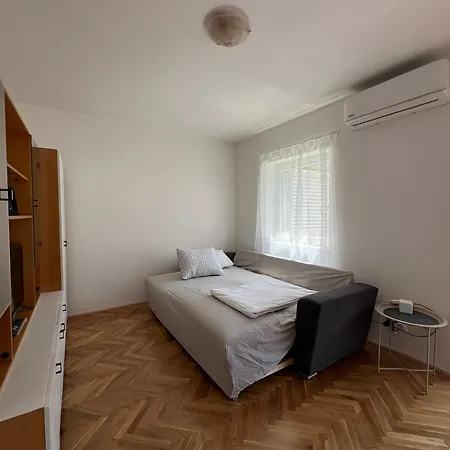 Apartment Zz *