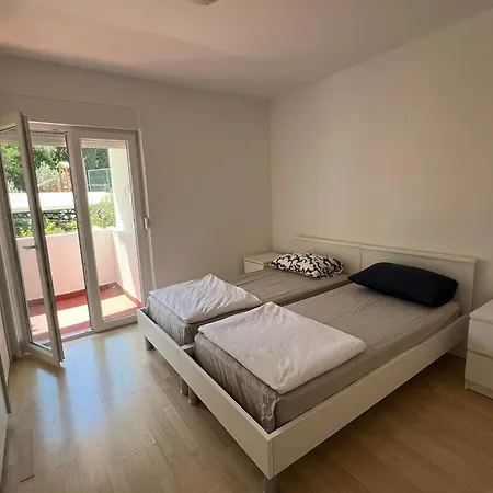 Apartment Zz *